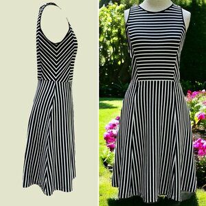 Banana Republic Ponte Dress Stripes 6 T Pockets Sleeveless Flare EUC Black White